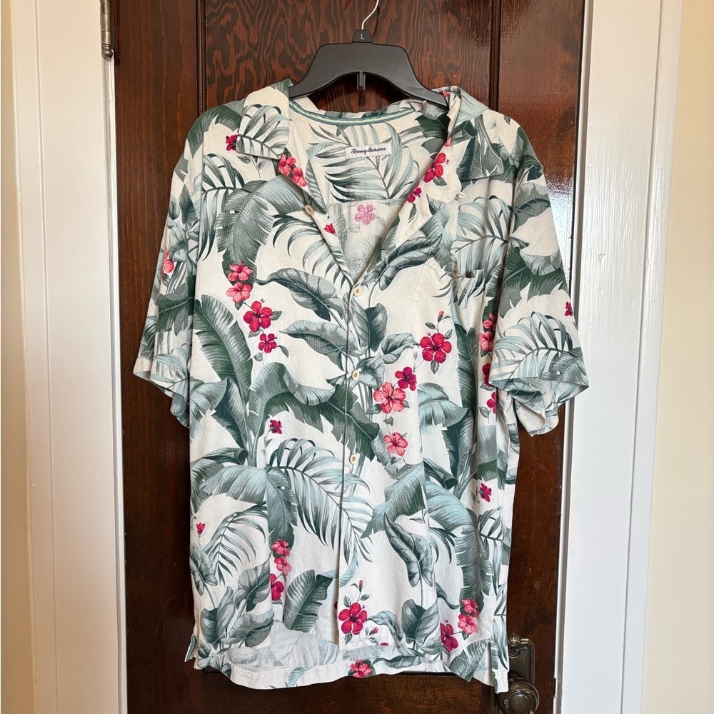 Tommy Bahama Men’s 100% Silk Tan Green and Pink Floral Button Hawaiian Shirt